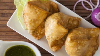 സമൂസയില്‍ സീരിയല്‍ നമ്പര്‍; വൈറലായി ചിത്രം