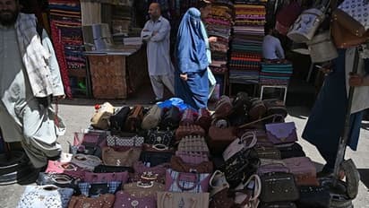 তালিবানের হাত থেকে বাঁচতে - কাবুল বিমানবন্দরে এই কাজ করতে বাধ্য হলেন শত শত মহিলা, দেখুন