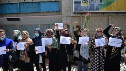 অকুতোভয় আফগান মহিলাদের রুখতে ব্যর্থ তালিবানি বন্দুকও - খোদ রাজধানীতেই বিক্ষোভ, দেখুন