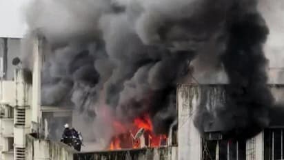 मुंबई के बोरीवली में 7 मंजिला इमारत में लगी भीषण आग, पूरा इलाका धुएं के गुबार से हुआ काला..देखें वीडियो