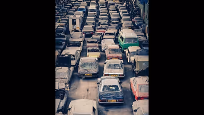 ഒന്നും രണ്ടുമല്ല, കോടികള്‍ വിലയുള്ള ക്ലാസിക്ക് കാറുകളുടെ വന്‍ ശേഖരം; അതും പൊടി പിടിച്ച്