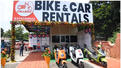 విశాఖపట్నం రైల్వే స్టేషన్‌లో అద్దెకు బైక్‌, కార్లు.. నామమాత్రపు చార్జీలతో అందుబాటులోకి..