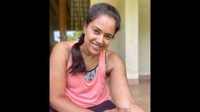 നരച്ച തലമുടി കറുപ്പിക്കാത്തതെന്തെന്ന് അച്ഛൻ; മറുപടി പറഞ്ഞ് സമീറ റെഡ്ഡി