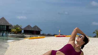 கலர் ஃபுல் பிகினி உடையில்... மாலத்தீவை கவர்ச்சியால் சூடேற்றும் சன்னி லியோன்!! வைரலாகும் லேட்டஸ்ட் போட்டோஸ்!!