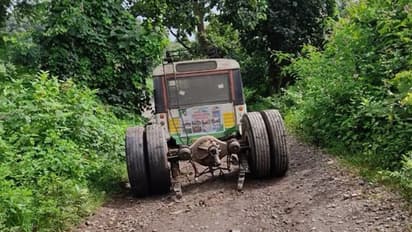 ఏపీలో రోడ్ల దుస్థితి ఇది.. చక్రాలు ఊడిపోయి నిలిచిపోయిన బస్సు, ఫొటోలు వైరల్