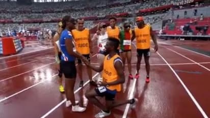 Viral Video- মাঝ ট্র্যাকেই প্রেম নিবেদন গাইডের, পদক নয় প্য়ারালিম্পিক্সে জীবনসঙ্গী পেলেন এই দৌড়বিদ