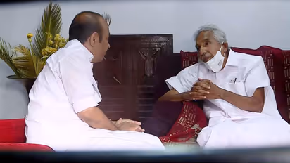AICC അനുമതിയോടെയാണ് പുന:സംഘടന; ഉമ്മൻചാണ്ടിയുടെ ദില്ലി യാത്രയെക്കുറിച്ച് പ്രതികരണമില്ലെന്നും വി ഡി സതീശൻ