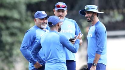 #ENGvsIND இந்திய அணியின் தலைமை பயிற்சியாளர் ரவி சாஸ்திரி உட்பட 4 பேருக்கு கொரோனா பாசிட்டிவ்..!