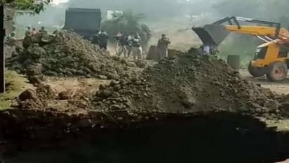 মুর্শিদাবাদের জাতীয় সড়কের অ্যাপ্রোচ রোডে ভয়াবহ ধস, বন্ধ যান চলাচল