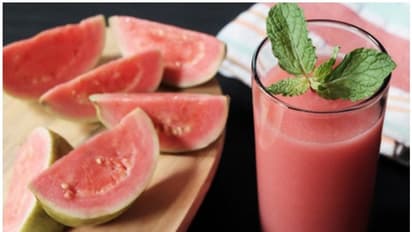 പേരയ്ക്ക കൊണ്ട് അടിപൊളി സ്മൂത്തി തയ്യാറാക്കിയാലോ...?