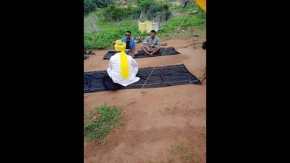 ಕುರಿಗಾಹಿಗಳ ಜತೆ ಕಂಬಳಿ ಮೇಲೆ ಕೂತು ಊಟ ಮಾಡಿ ಸರಳತೆ ಮೆರೆದ ಪುನೀತ್​ ರಾಜ್​ಕುಮಾರ್