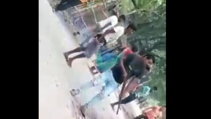 Viral Video: আফগানিস্তান নয়, এলাকা দখল করতে এই রাজ্যে দিনের বেলায় চলছে গুলি