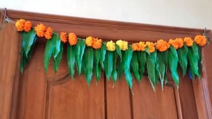 Vastu Tips: पैसों की तंगी से परेशान हैं तो करें घर के मुख्य दरवाजे से जुड़े ये 4 आसान उपाय