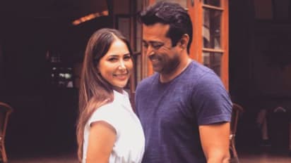 Leander Paes-Kim Sharma: বড়দিনে পার্কস্ট্রিটের রাস্তায় কিমকে আদরে ভরা চুমু লিয়েন্ডারের, দেখুন ভাইরাল ছবি