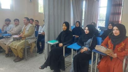 ആണിനും പെണ്ണിനുമിടയില് കര്ട്ടന്; അഫ്ഗാനിലെ സര്വകലാശാലാ ക്ലാസ് മുറി ഇപ്പോള് ഇങ്ങനെ!