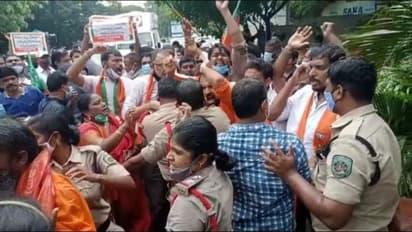 వినాయకచవితి వేడుకలపై ఆంక్షలు... విశాఖలో బిజెపి ధర్నా, జివిఎంసి వద్ద ఉద్రిక్తత (వీడియో)