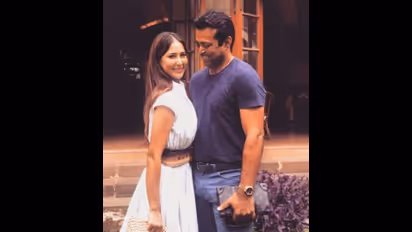 Leander-Kim - দীপাবলিতে আরও কাছাকাছি লিয়েন্ডার পেজ ও কিম শর্মা, প্রেমের সোচ্চার ঘোষণা, দেখুন