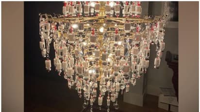 ഉപയോഗ ശൂന്യമായ വാക്സിൻ കുപ്പികൾ കൊണ്ടൊരു ഷാൻലിയർ, മനോഹരമായ ഈ സൃഷ്ടിയ്ക്ക് പിന്നിൽ ആരാണെന്നോ...?