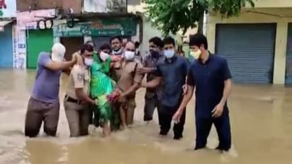 మోకాల్లోతు నీటిలో నడుస్తూ... వరదల్లో చిక్కుకున్న గర్భిణిని కాపాడిన ఎస్పీ రాహుల్ హెగ్డే (వీడియో)
