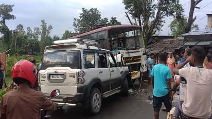 বাসটাকে সোজা গিয়ে ধাক্কা মারল গাড়িটা, প্রচন্ড শব্দে কেঁপে উঠল এলাকা, দেখুন ছবি