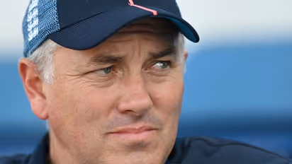 Chris Silverwood : ആഷസ് തോല്‍വി; ഇംഗ്ലണ്ട് പരിശീലകന്‍റെ കസേര തെറിച്ചു