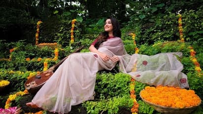 குட்டி நயன் அனிகாவா இது? சிங்கிள் பிளீட் சேலையில்...மொத்த ஹீரோயின்ஸுக்கும் டஃப் கொடுக்குறாங்களே!!