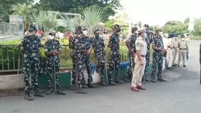 టిడిపి, వైసిపి ఫైట్ ఎఫెక్ట్... తాడేపల్లి జగన్ నివాసంవద్ద భారీ పోలీస్ బందోబస్తు