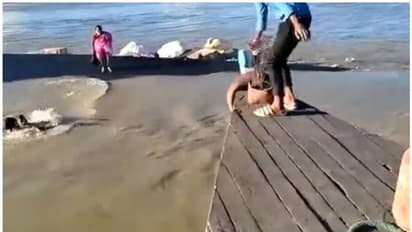 మునిగిపోతున్న బోట్పై నుంచి భయంతో కేకలు.. నీటిలో దూకేసిన ప్రయాణికులు.. ఇదే వీడియో