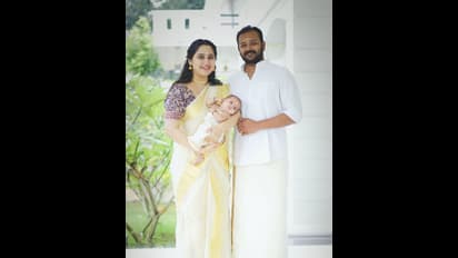 அழகு தாயாக மிளிரும் மியா ஜார்ஜ்... கணவர் மற்றும் குழந்தையுடன் வெளியிட்ட லேட்டஸ்ட் புகைப்படம்!!