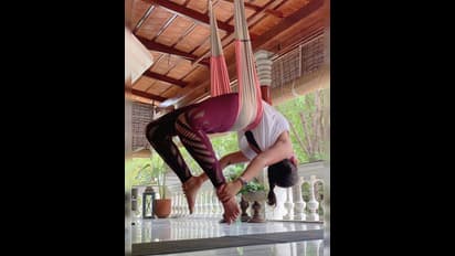 அஞ்சலியின் ஸ்லிம் ஃபிட் ரகசியம் இது தானா..? தலைகீழாக அந்தரத்தில் தொங்கியபடி யோகாவில் அசத்துறாங்களே..!