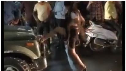 పీకలదాకా తాగి ఆర్మీ వెహికల్ ముందు నానా రచ్చ చేసిన ఢిల్లీ మోడల్.. వీడియో వైరల్