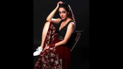 Raima Sen Birthday : ৪০ পেরিয়েও সুপারহট রাইমা, উন্মুক্ত বক্ষ-বিভাজিকার ভাঁজে  উষ্ণতার পারদ চড়ালেন 'বঙ্গতনয়া'