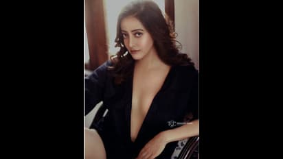 কেবল বক্ষবিভাজিকা নয়, নাভী পর্যন্তই উন্মুক্ত পোশাক, সাবেকি থেকে সাহসী ফোটোশ্যুটে স্টানিং রাইমা