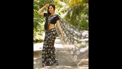 மெல்லிய கருப்பு சேலையில்... சிக்கென என இருக்கும் இடையை காட்டி இளம் நெஞ்சங்களை இம்சிக்கும் ஷெரின்! போட்டோஸ்!