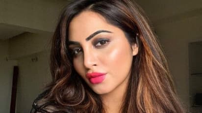 Arshi Khan :  விபத்தில் சிக்கிய பிக்பாஸ் பிரபலம்..! தற்போதைய நிலை குறித்து வெளியான தகவல்..!
