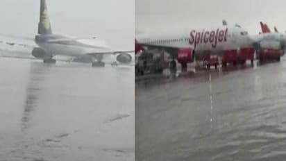 46 साल बाद दिल्ली में इस तरह बरसे बदरा: जलमग्न हुआ एयरपोर्ट, फ्लाइट की गईं डायवर्ट, सड़कों पर केवल पानी