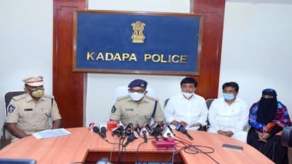 అక్బర్ పాషా కుటుంబాన్ని కాపాడిన కడప పోలీసులు..