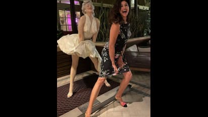 മെര്‍ലിൻ മണ്‍റോയുടെ പ്രതിമയുടെ മുന്നില്‍ നിന്നുള്ള ഫോട്ടോകളുമായി നടി പൂജാ ബത്ര