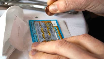 రాత్రికి రాత్రే కోటీశ్వరుడైన ఆటో డ్రైవర్: లాటరీలో రూ. 12 కోట్లు గెల్చుకొన్న జయపాలన్