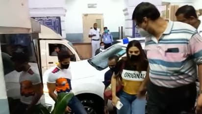 কলকাতা পুরসভায় নুসরতের সঙ্গে যশ, কারণ নিয়ে ধোঁয়াশা