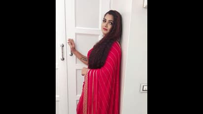 செக்க சிவந்த சிவப்பு நிற புடவையில்... ஸ்டாபெர்ரி பழம் போல் போஸ் கொடுத்த குஷ்பு! ரீசென்ட் ரெட் ஹாட் கிளிக்ஸ்!