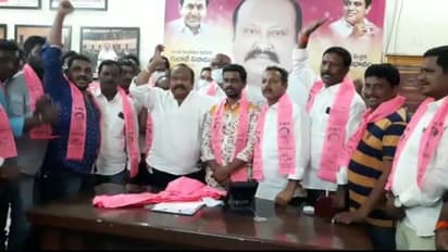 కరీంనగర్ బీజేపీకి షాక్... గంగుల సమక్షంలో టీఆర్ఎస్ గూటికి 100మంది నాయకులు (వీడియో)