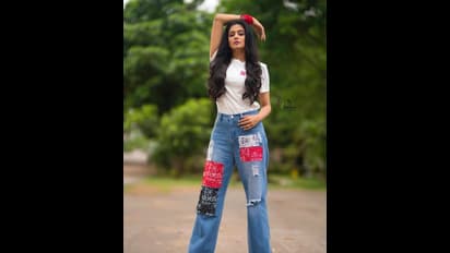 ஒயிட் டீ -ஷர்ட்... செம்ம ஸ்டைலிஷ் ஜீன்ஸ் ஒட்டு மொத்த யங் ஹீரோயின்களை ஓரம் கட்டும் பிரியா மணி!!