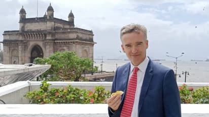 ദോശയ്ക്ക് ശേഷം മുംബൈയിലെ വട പാവ് കഴിക്കുന്ന ബ്രിട്ടീഷ് ഹൈക്കമ്മീഷണര്‍