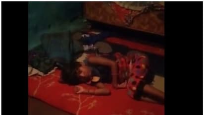 నిద్రపోతున్న బాలిక మెడకు చుట్టుకున్న నాగుపాము.. గంటన్నరపాటు బిక్కుబిక్కు.. చివరికి..!