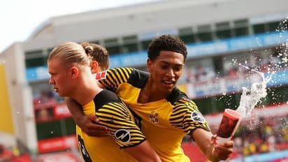 ಆಕ್ರೋಶದಿಂದ ಬಿಯರ್ ಎಸೆದ ಫ್ಯಾನ್ಸ್, ಕ್ಯಾಚ್ ಹಿಡಿದು ಮೈದಾನದಲ್ಲೇ ಕುಡಿದ ಫುಟ್ಬಾಲ್ ಪಟು!