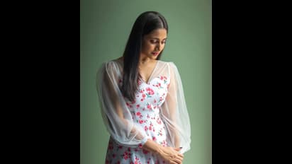 வெள்ளை நிற உடையில்... கியூட் ஏஞ்செல் போல் போஸ் கொடுக்கும் பிக்பாஸ் லாஸ்லியா! வேற லெவல் அழகு போங்க!!