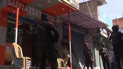 श्रीनगर में पुलिस की टीम पर आंतकी हमला, फायरिंग में एक पुलिसकर्मी शहीद