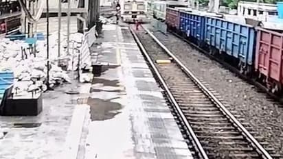 പാഞ്ഞെത്തുന്ന ട്രെയിന്, ട്രാക്കിന് നടുവില് ഒരു സ്ത്രീ; അത്ഭുതകരമായ രക്ഷപ്പെടുത്തല് - വീഡിയോ