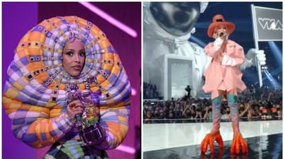 കോഴിക്കാലിന് സമാനമായ ചെരിപ്പ്, പുഴുവിനെപ്പോലുള്ള വസ്ത്രം; വെെറലായി ദോജാ കാറ്റിന്റെ പുതിയ ലുക്ക്